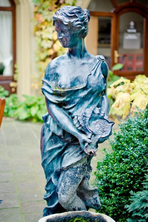 bronze statue statue manneken