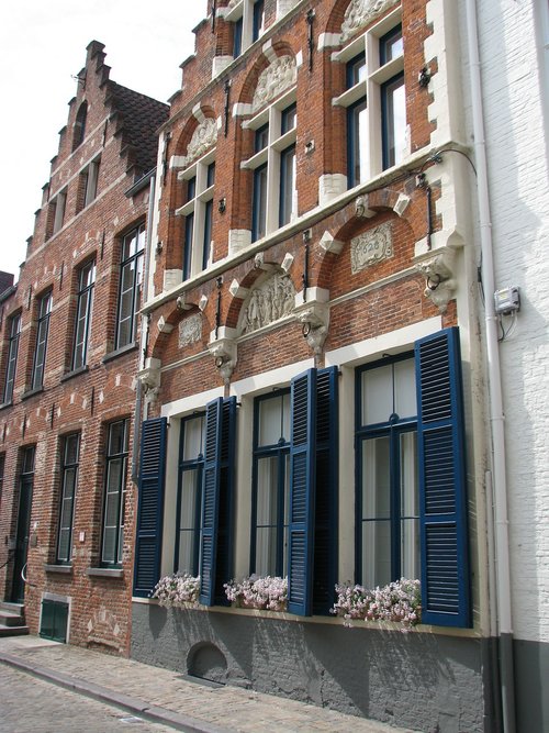 bruges  kamienica  shutters