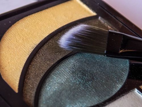 brush makeup shadows