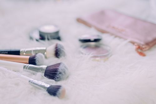 brush make up table