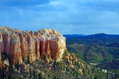 bryce cannon hoodoo view  bryce  canyon