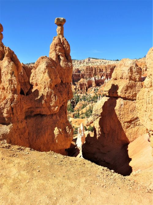 bryce canyon red sandstone hiking