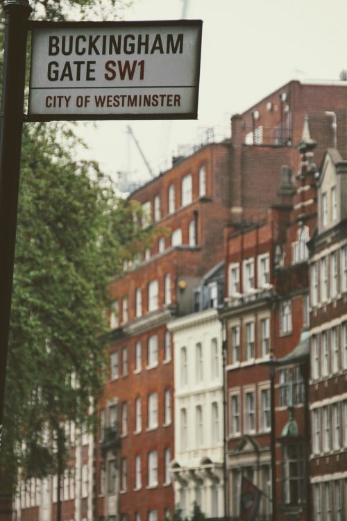 buckingham gate london street sign