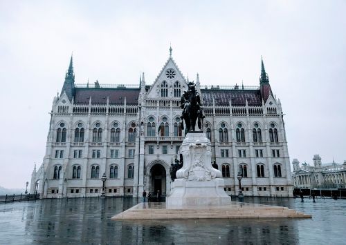 budapest parliament statue