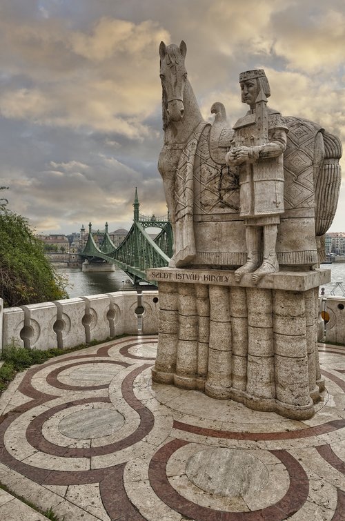budapest  statue  monument