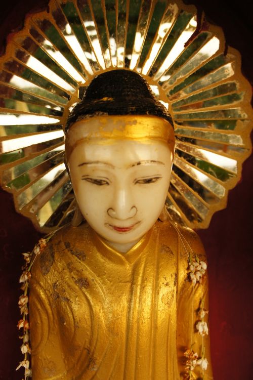 buddha statue golden