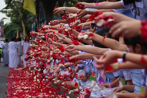 buddhists rose petals ceremony