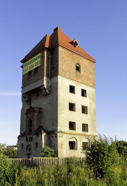 building the ruins of the architecture