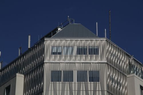 building shiny roof