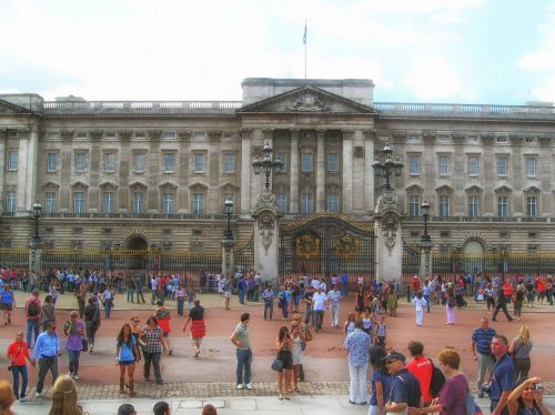 building buckingham palace