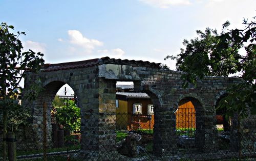 building the ruins of the architecture