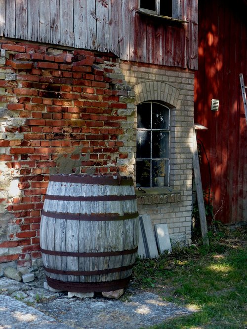 building  brick  barrel