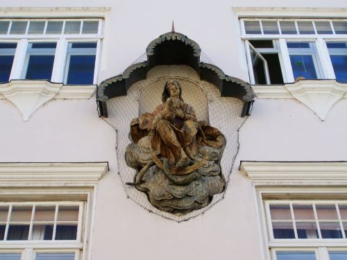 building statue krems the historical center