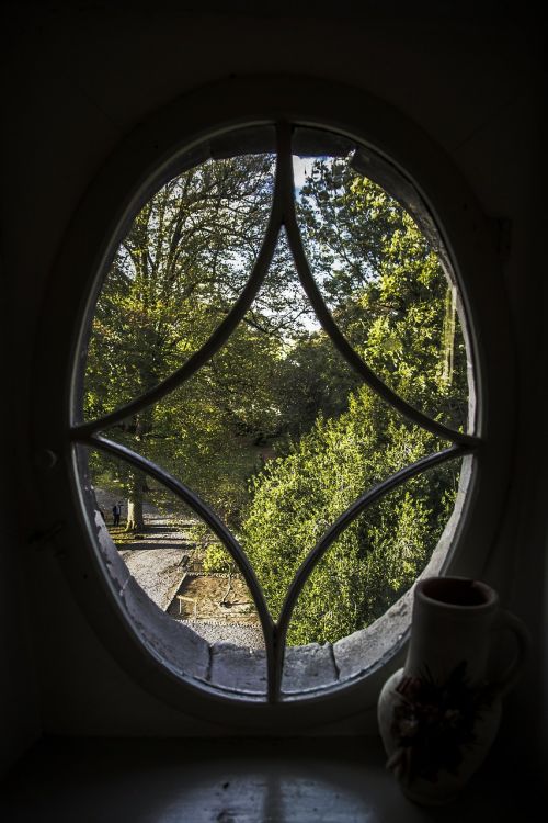 bull's-eye castle window