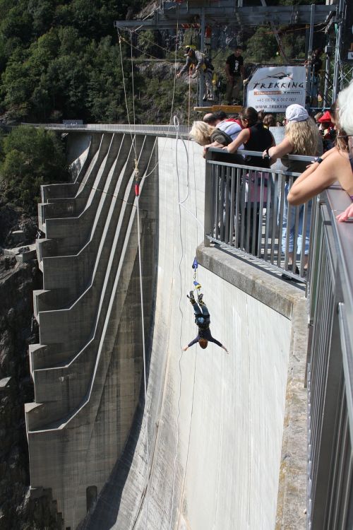 bungee jumping dam verzasca