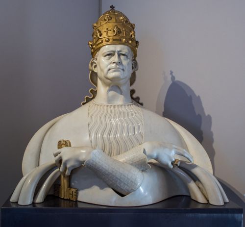 bust pope crown