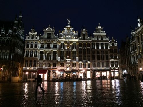 buxelas grand-place rainy night