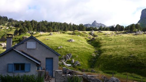 cabin pyrénées forest