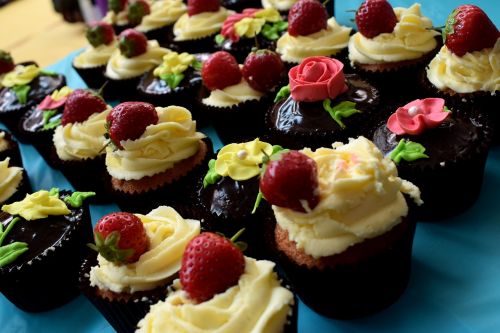 cake food strawberries