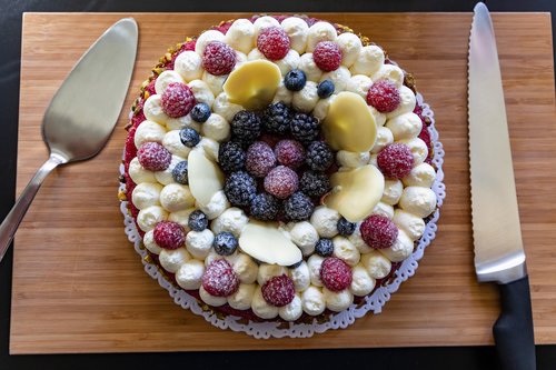 cake  raspberry  knife
