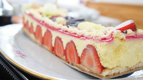 cake strawberry fruit