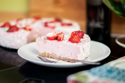 cake strawberry piece