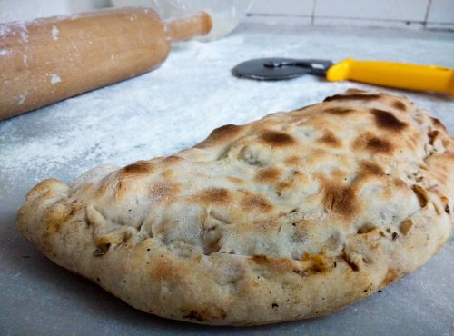 calzone pizza food