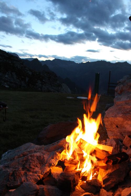 campfire fire mountains