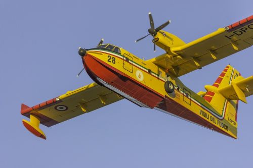 canadair fire bomber cl415