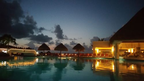 cancun pool moon palace