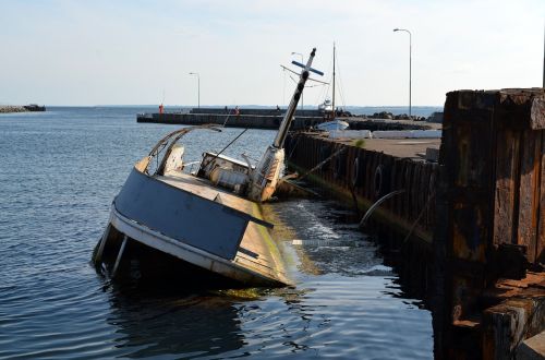 capsize go under ship