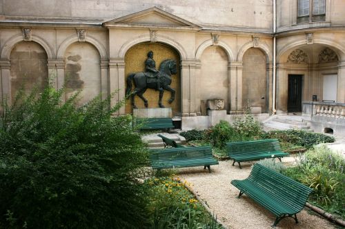 carnavalet museum internal courtyard paris