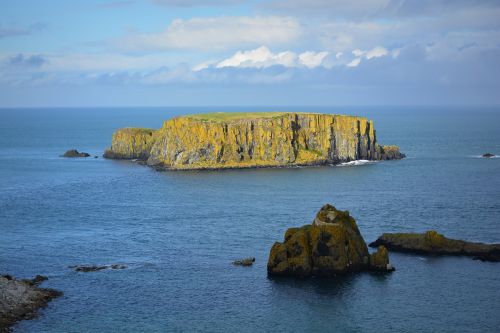 carrick-a-rede island sea