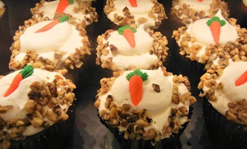 carrot cupcakes cream cheese frosting walnuts