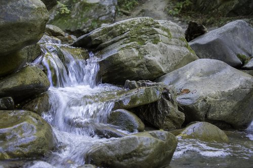 cascada  stones  wet