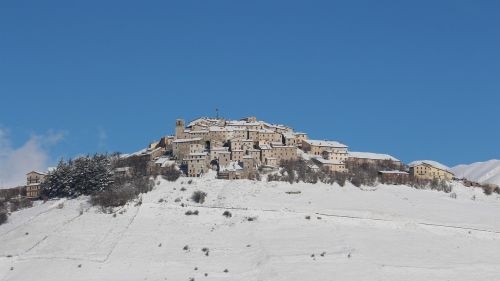 castelluccio mountains snow