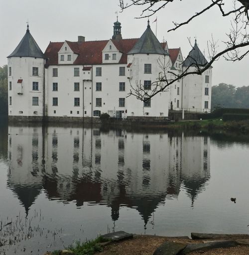 castle glücksburg mirroring