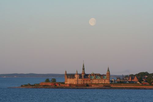 castle sea frederiksborg