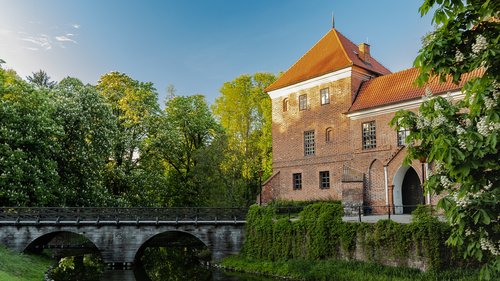 castle  moat  architecture