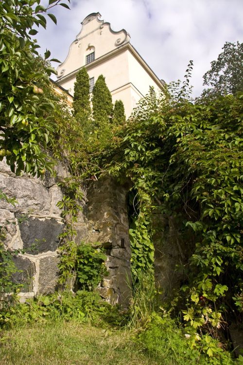 castle garden wall