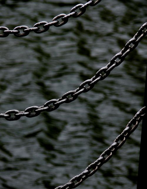 chains sea water