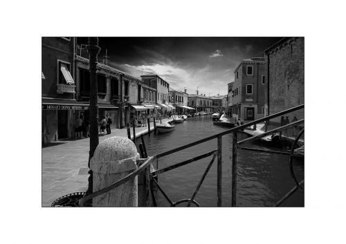 channel black white burano