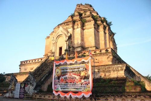 chiang mai 切迪隆 temple early in the morning