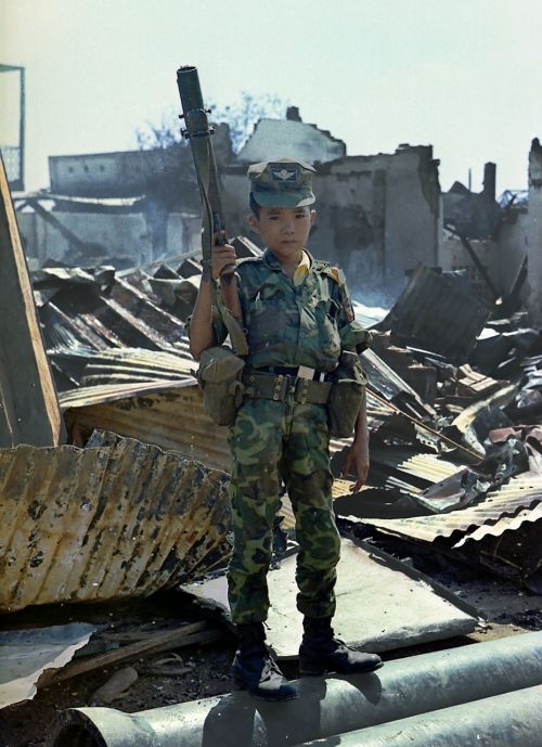 young child sad soldier