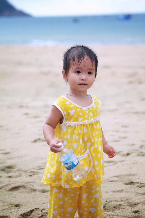 child beach daughter