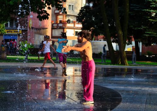 child fountain summer