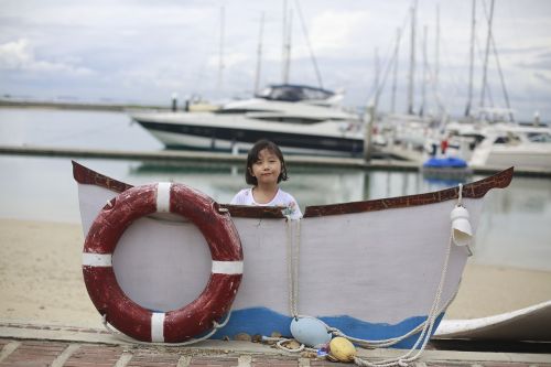 child seaside sea