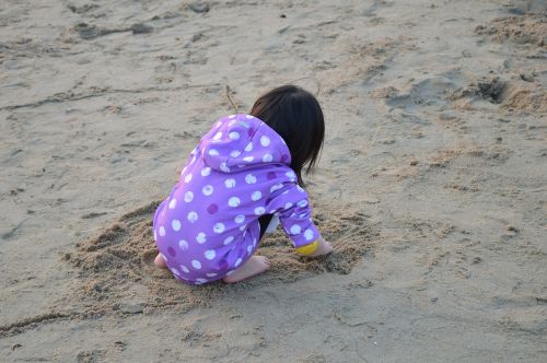 child playing sand