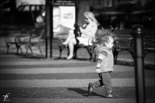 child running black and white