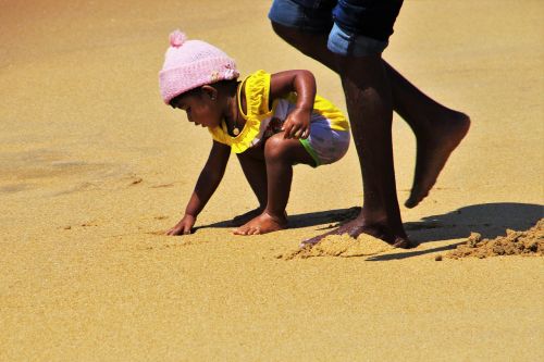 child relax sand